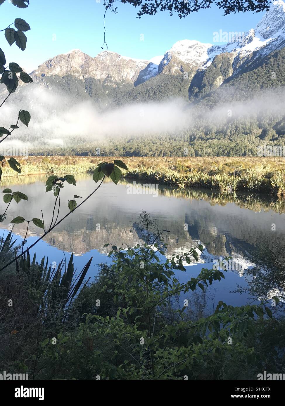 Mirror lake con la riflessione della montagna di neve Foto Stock