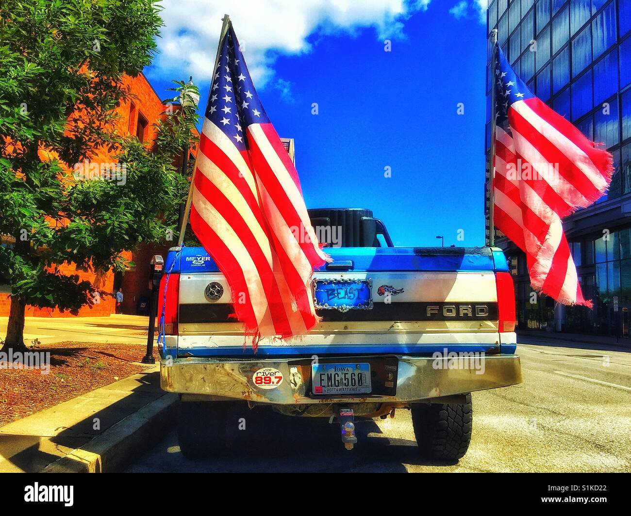 Carrello con due bandierine americane in Omaha Nebraska Foto Stock