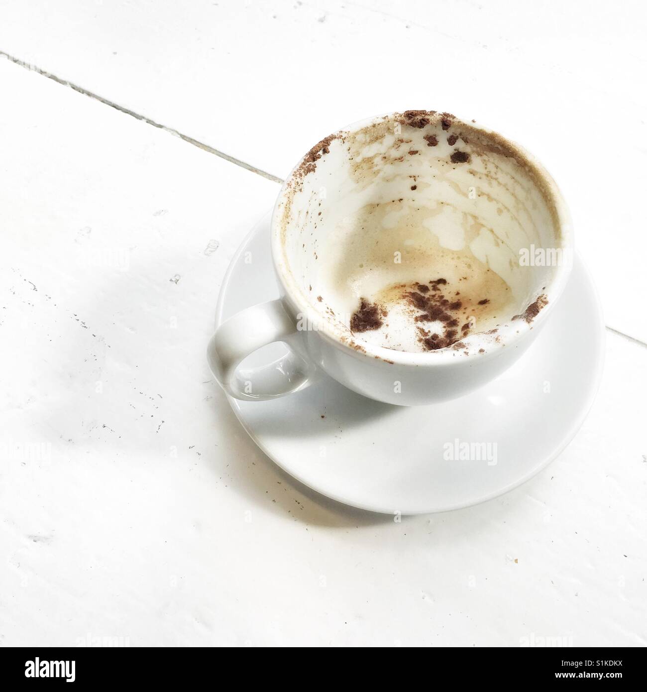 Svuotare il cappuccino tazza da caffè - Immagine stock catturata con smartphone