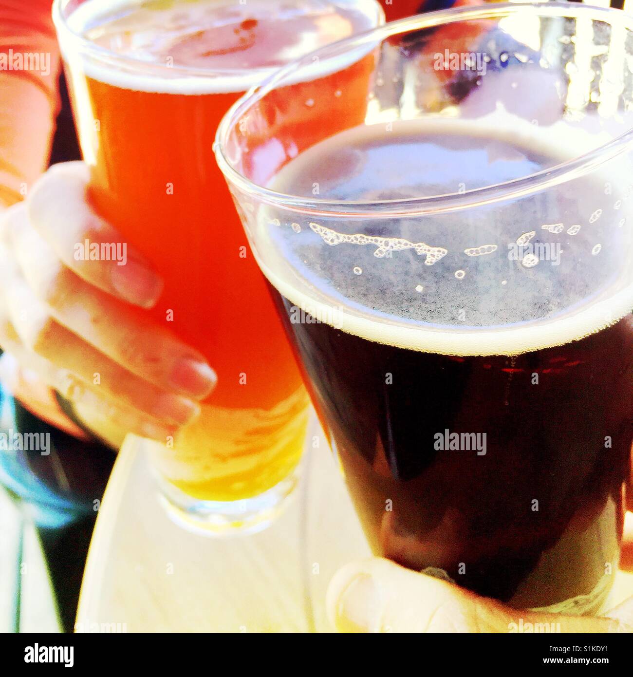 Un maschio e femmina di fare il tifo con un paio di pinte di birra Foto Stock