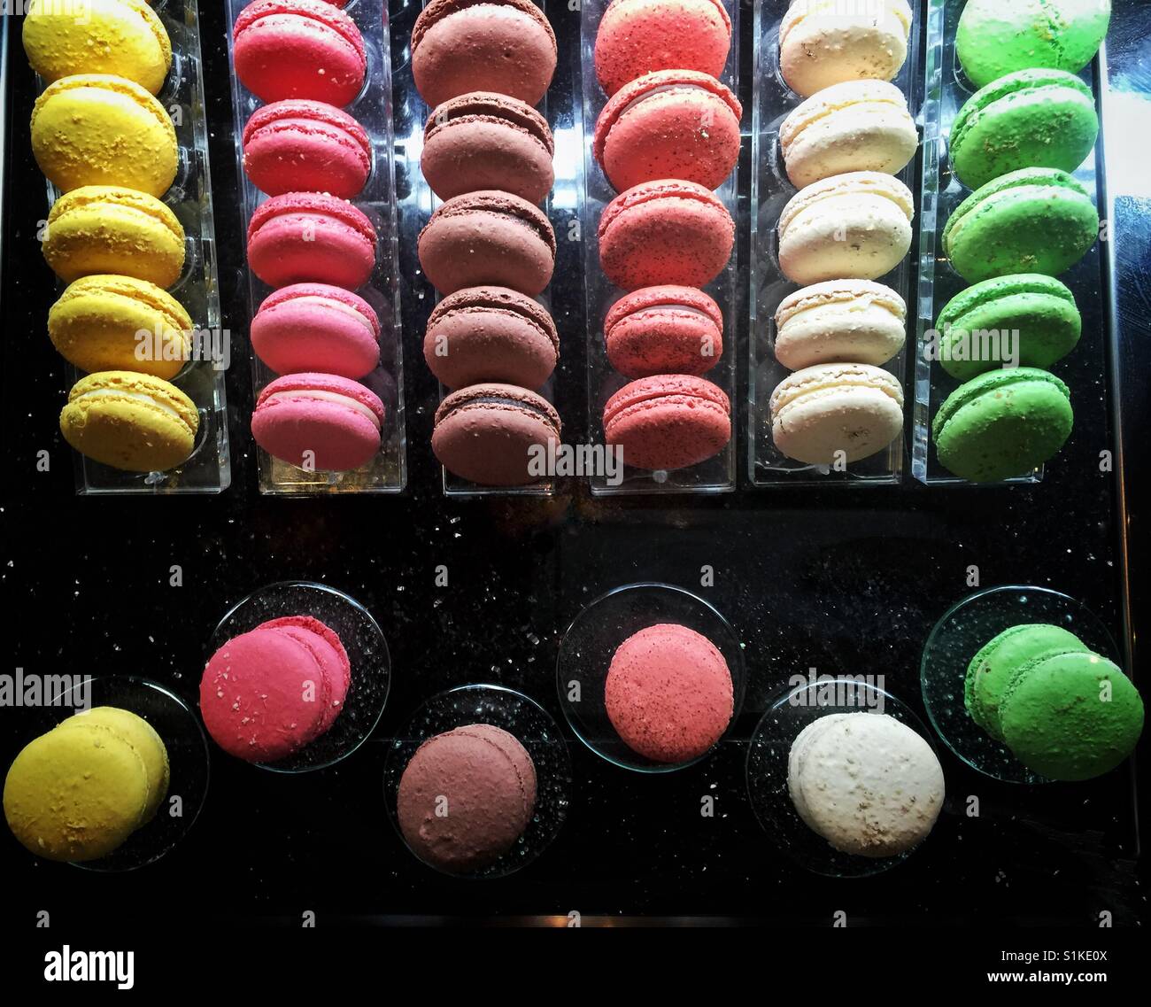 Vivacemente colorato amaretti sul display Foto Stock