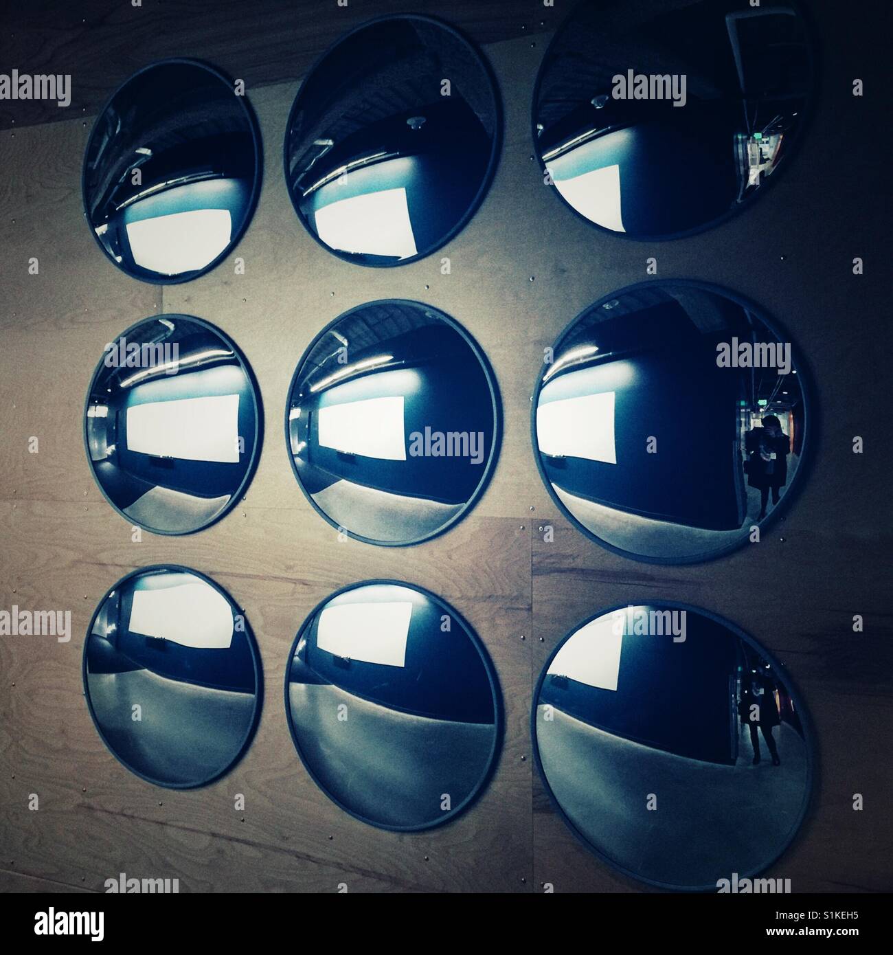 Infinite riflessione nel round specchi sferici montati a parete Foto Stock
