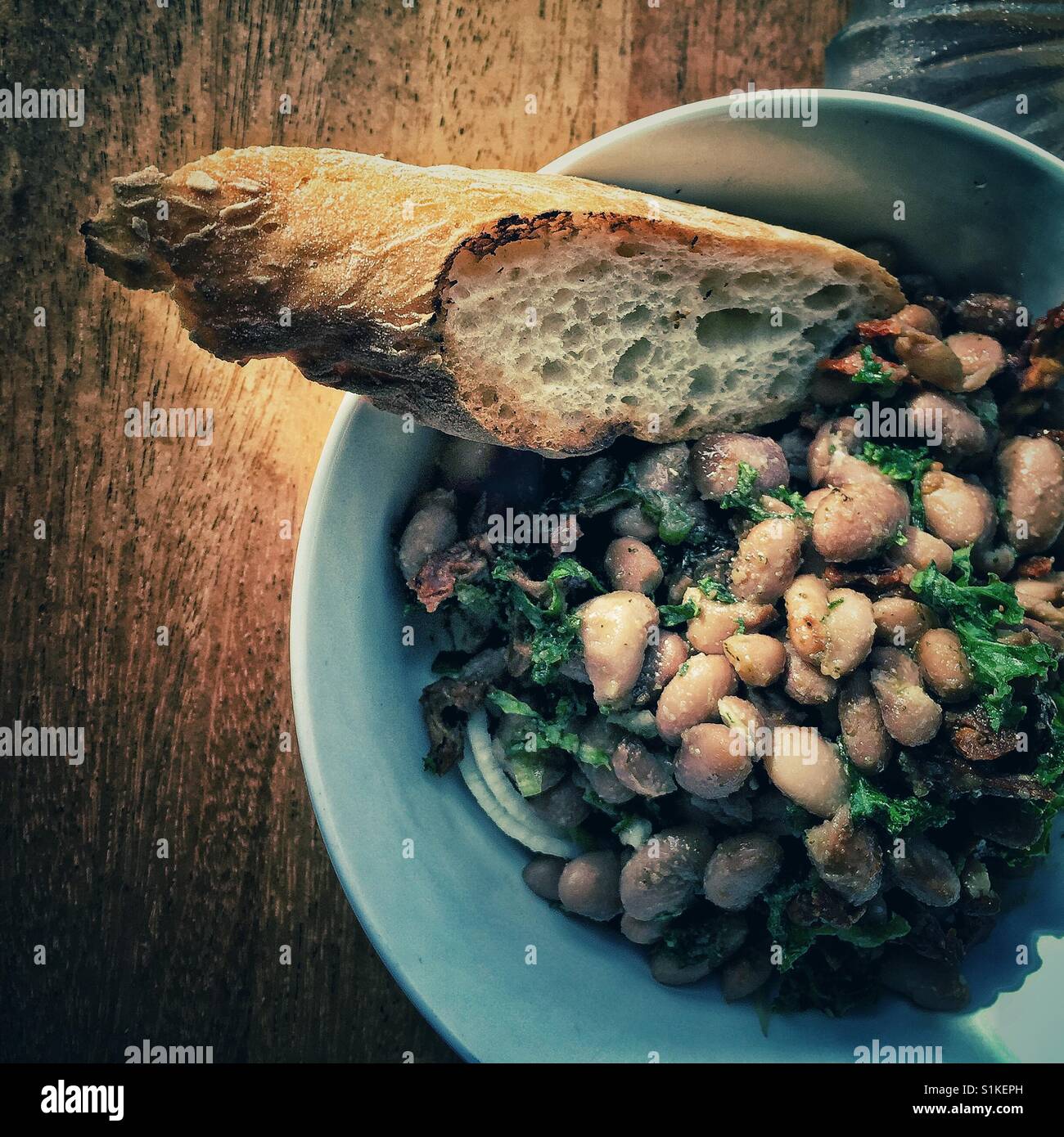 Insalata di fagioli e fetta di baguette Foto Stock