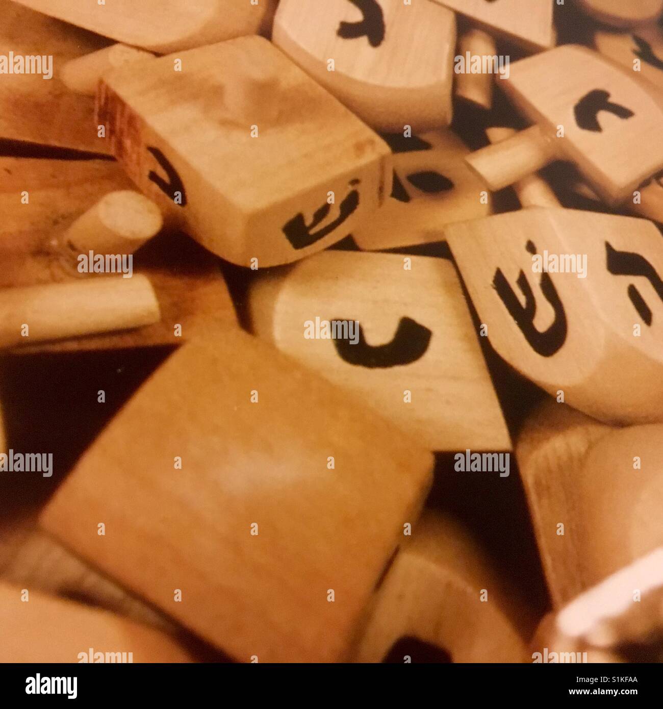 Legno Dreidels Chanukah pronto per giocare con - Immagine stock catturata con smartphone