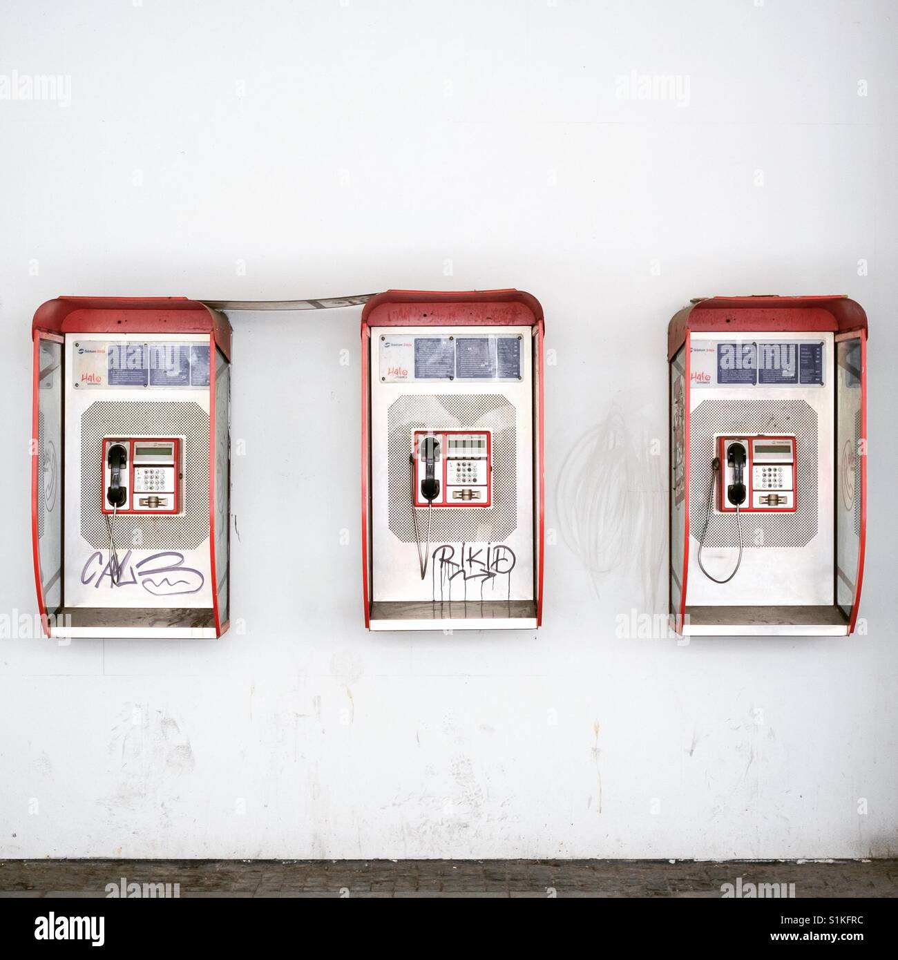 Tre cabine telefoniche. Foto Stock