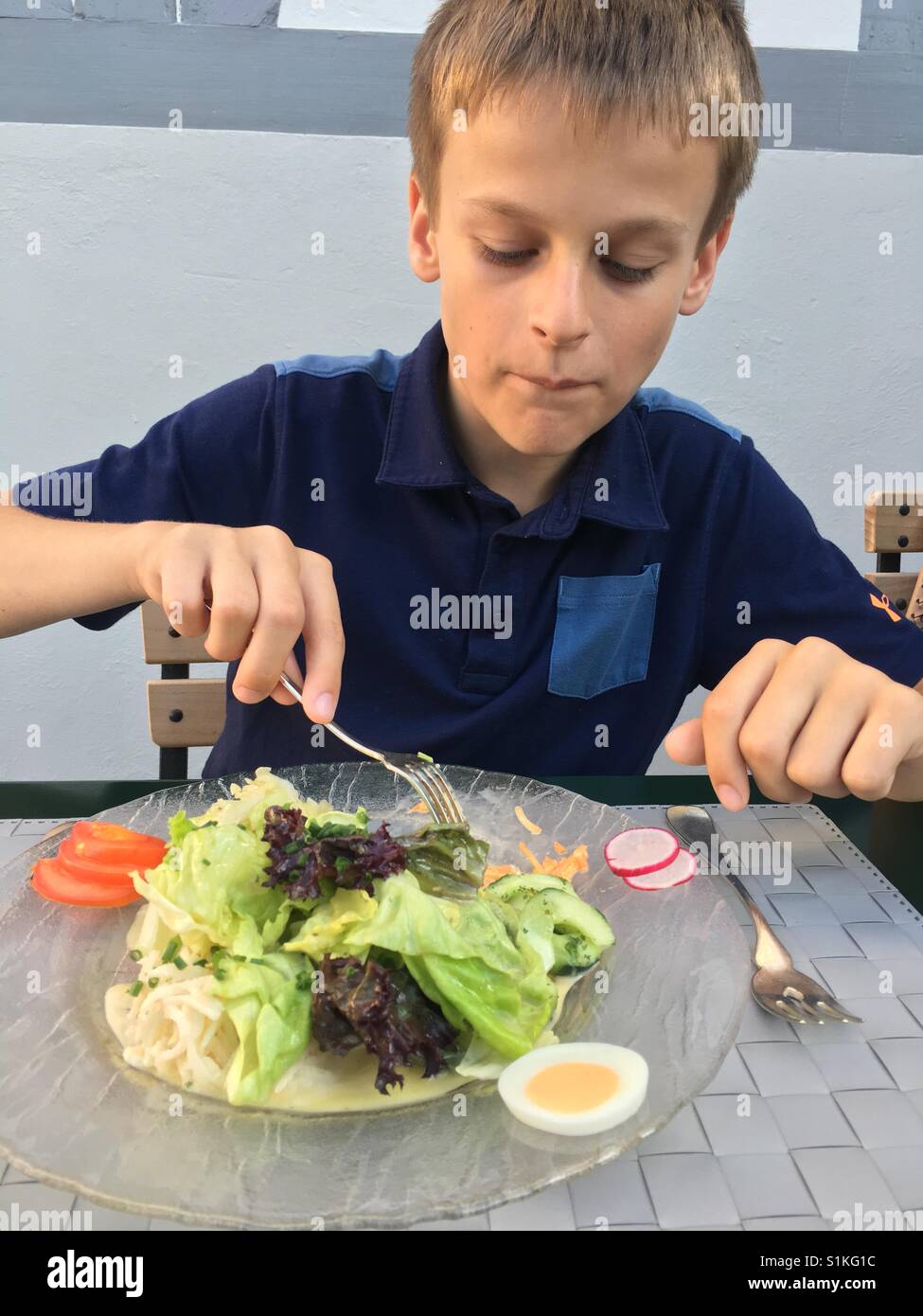 Ragazzo di mangiare pasti sani Foto Stock