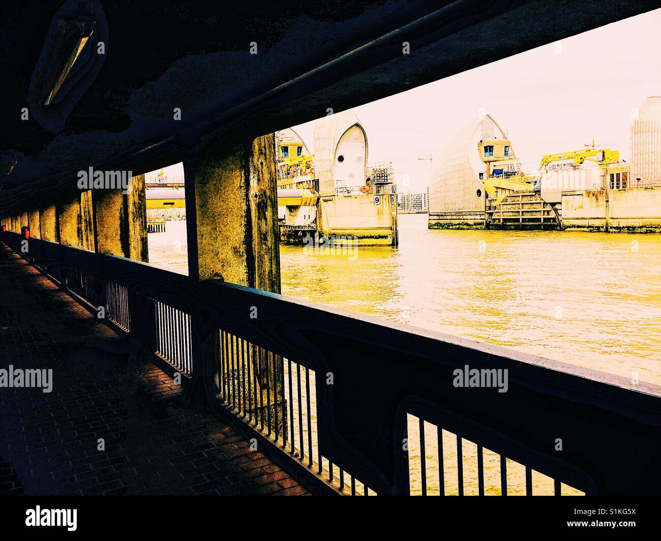Tunnel accanto alla Thames Barrier, Woolwich, Londra, Inghilterra - Immagine stock catturata con smartphone