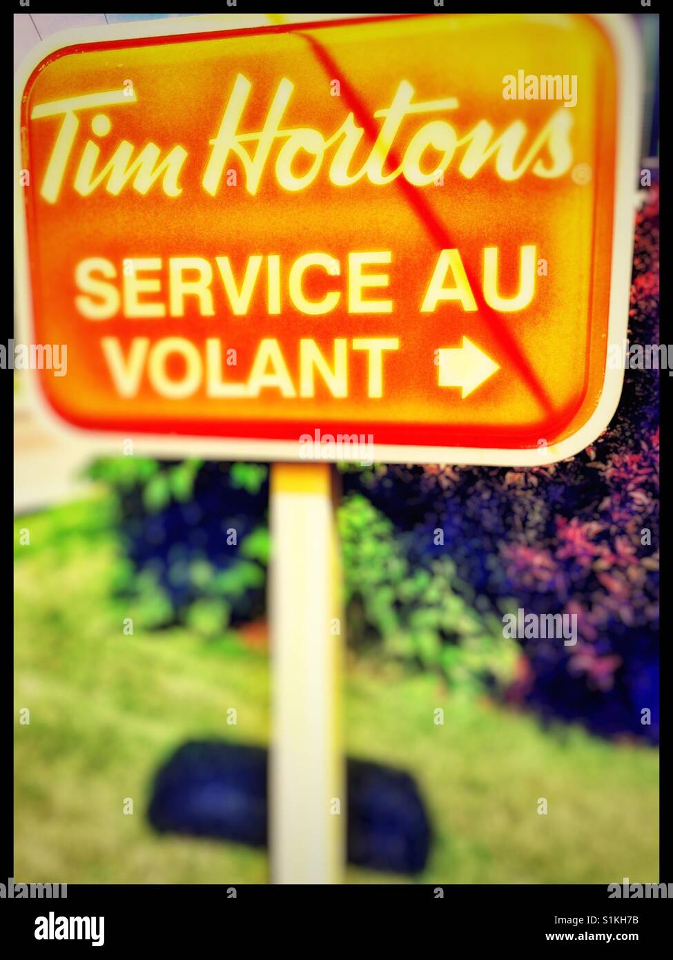 Canadian cafe catena Tim Hortons sign in francese significa servizio di consegna - Immagine stock catturata con smartphone