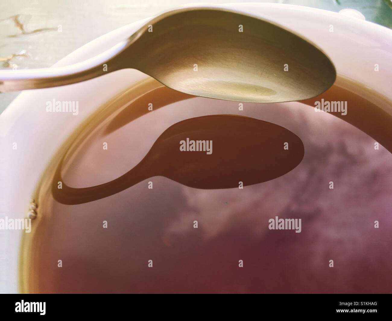 Close-up di una tazza di tè con un cucchiaio - Immagine stock catturata con smartphone