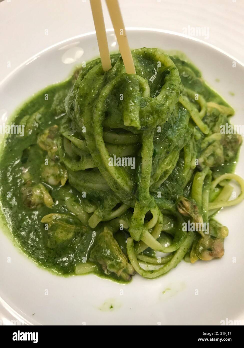 Linguine con vongole e salsa di basilico Foto Stock