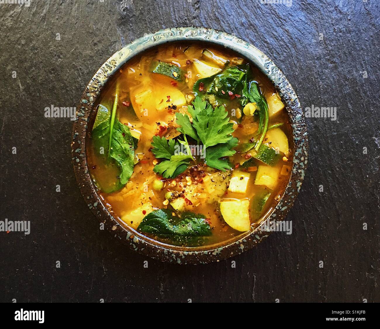 Minestrone fatto in casa - Immagine stock catturata con smartphone