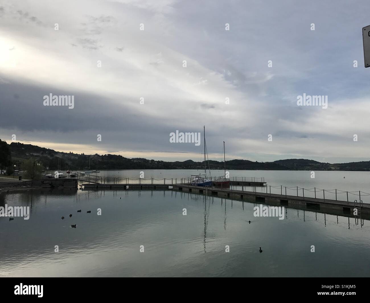 La mattina presto sul lago di Viverone, Piemonte. Foto Stock