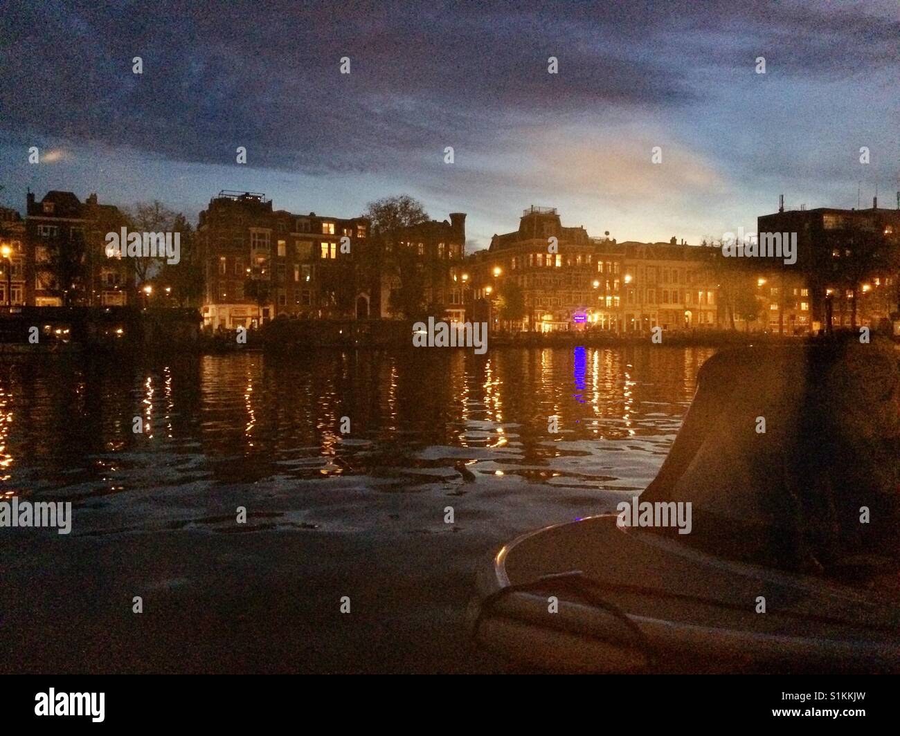 Vista notturna del fiume Amstel ad Amsterdam, nei Paesi Bassi Foto Stock