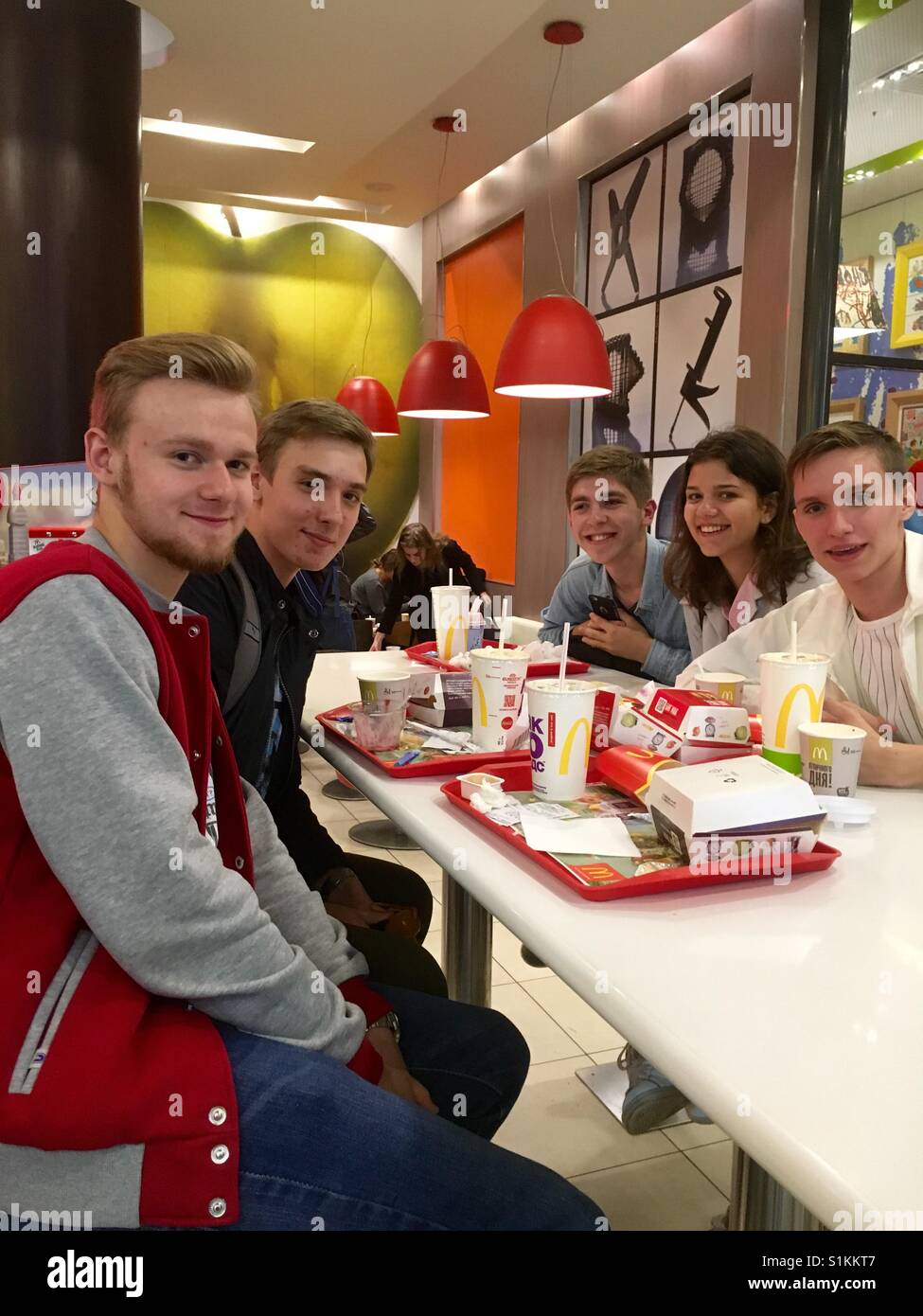 Giovani gustando cibi a San Pietroburgo Russia McDonalds cafe Foto Stock