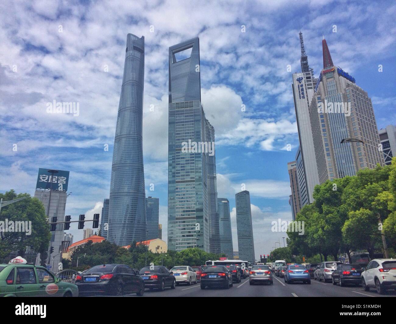 I moderni grattacieli in Cina a Shanghai. - Immagine stock catturata con smartphone