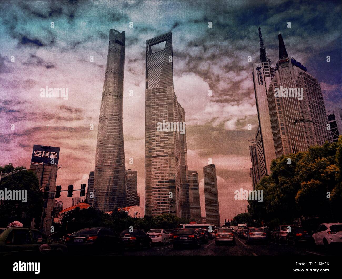 I moderni grattacieli in Cina a Shanghai. - Immagine stock catturata con smartphone