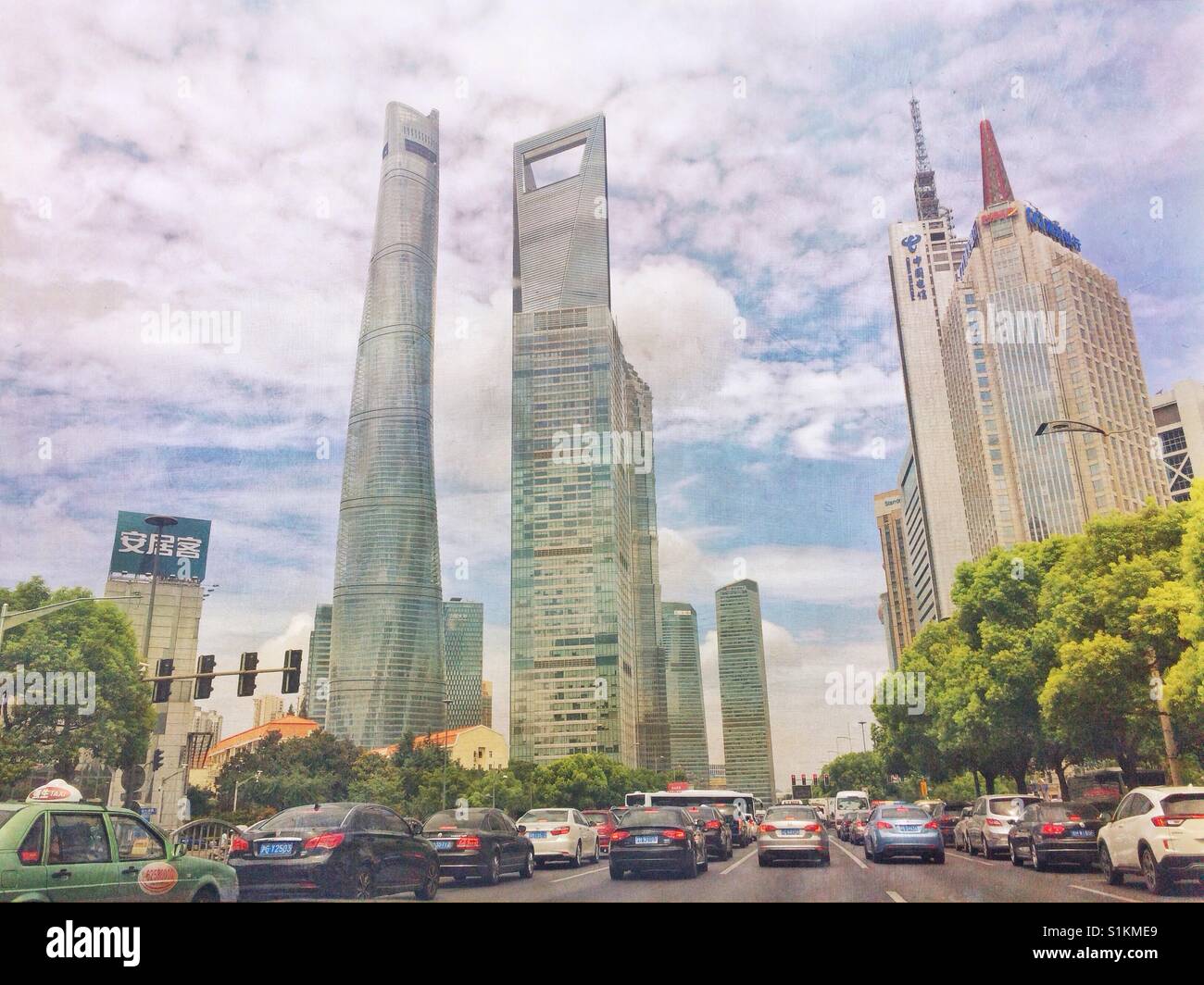 I moderni grattacieli in Cina a Shanghai. - Immagine stock catturata con smartphone