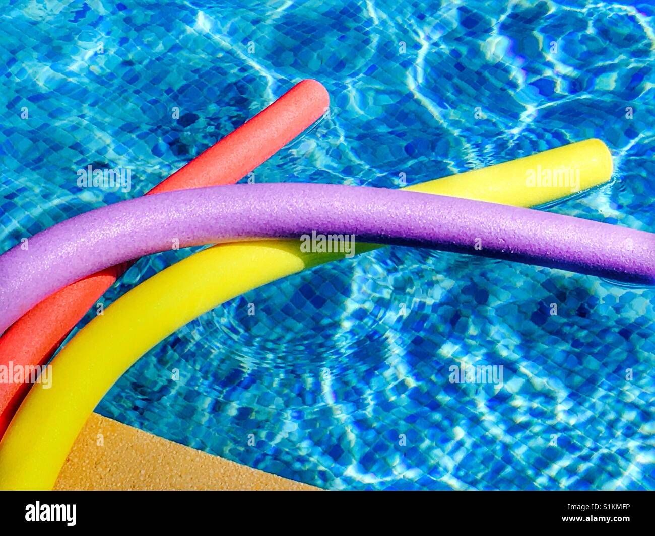 Piscina tagliatelle, realizzata in schiuma di polietilene, in corrispondenza di un bordo di una piscina - Immagine stock catturata con smartphone