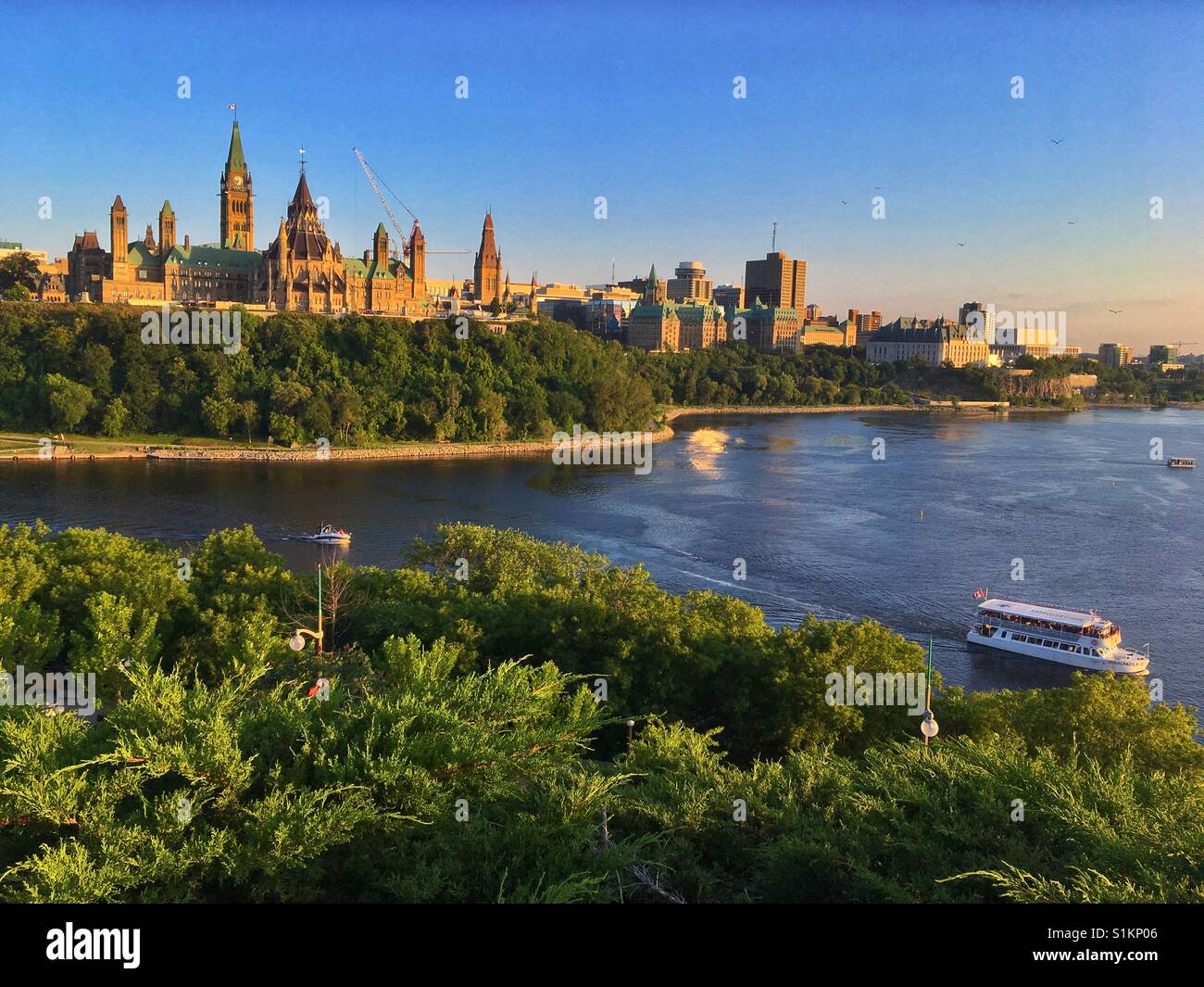Parliament Hill e il fiume Ottawa a Ottawa, la capitale nazionale del Canada, Agosto 2017 - Immagine stock catturata con smartphone