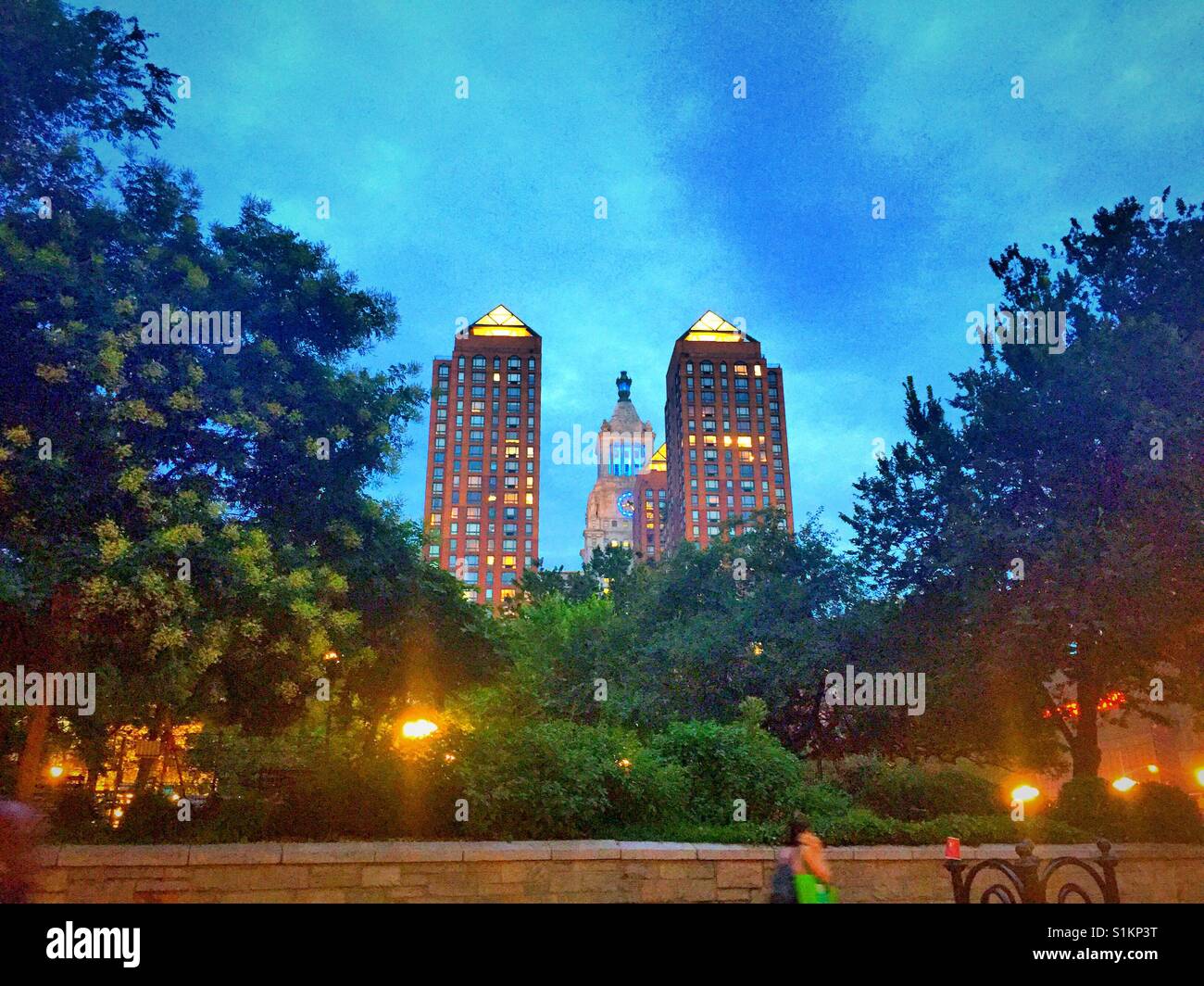 Union Square Park e Zeckendorf towers al crepuscolo, NYC, STATI UNITI D'AMERICA - Immagine stock catturata con smartphone