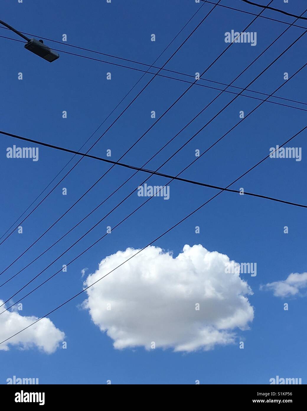 Il Cloud cielo blu e i fili di Austin in Texas Foto Stock