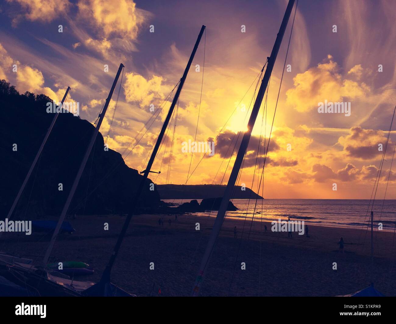 Barche a vela seduto sulla spiaggia al tramonto - Immagine stock catturata con smartphone