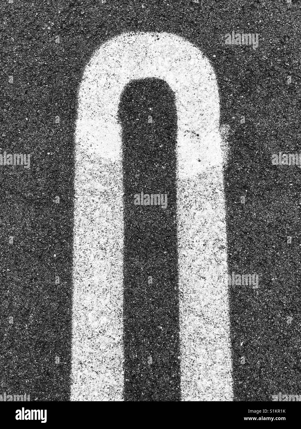 Curve di linee bianche di uno spazio per il parcheggio in un parcheggio in New Jersey, USA. - Immagine stock catturata con smartphone