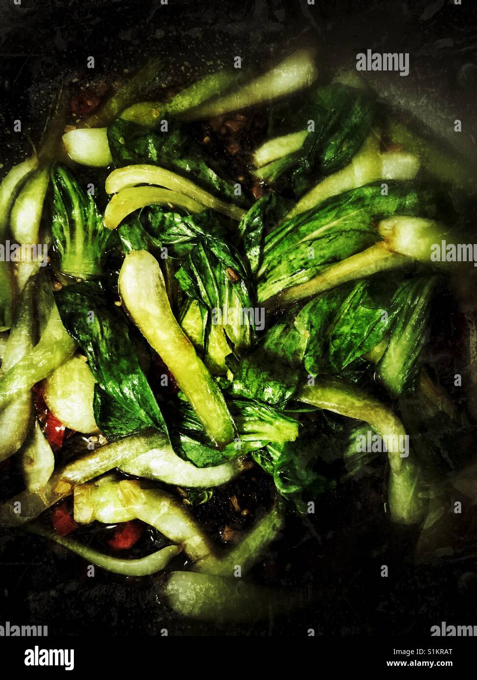 Pak Choy cotte con aglio, zenzero, peperoncini e salsa di ostriche - Immagine stock catturata con smartphone
