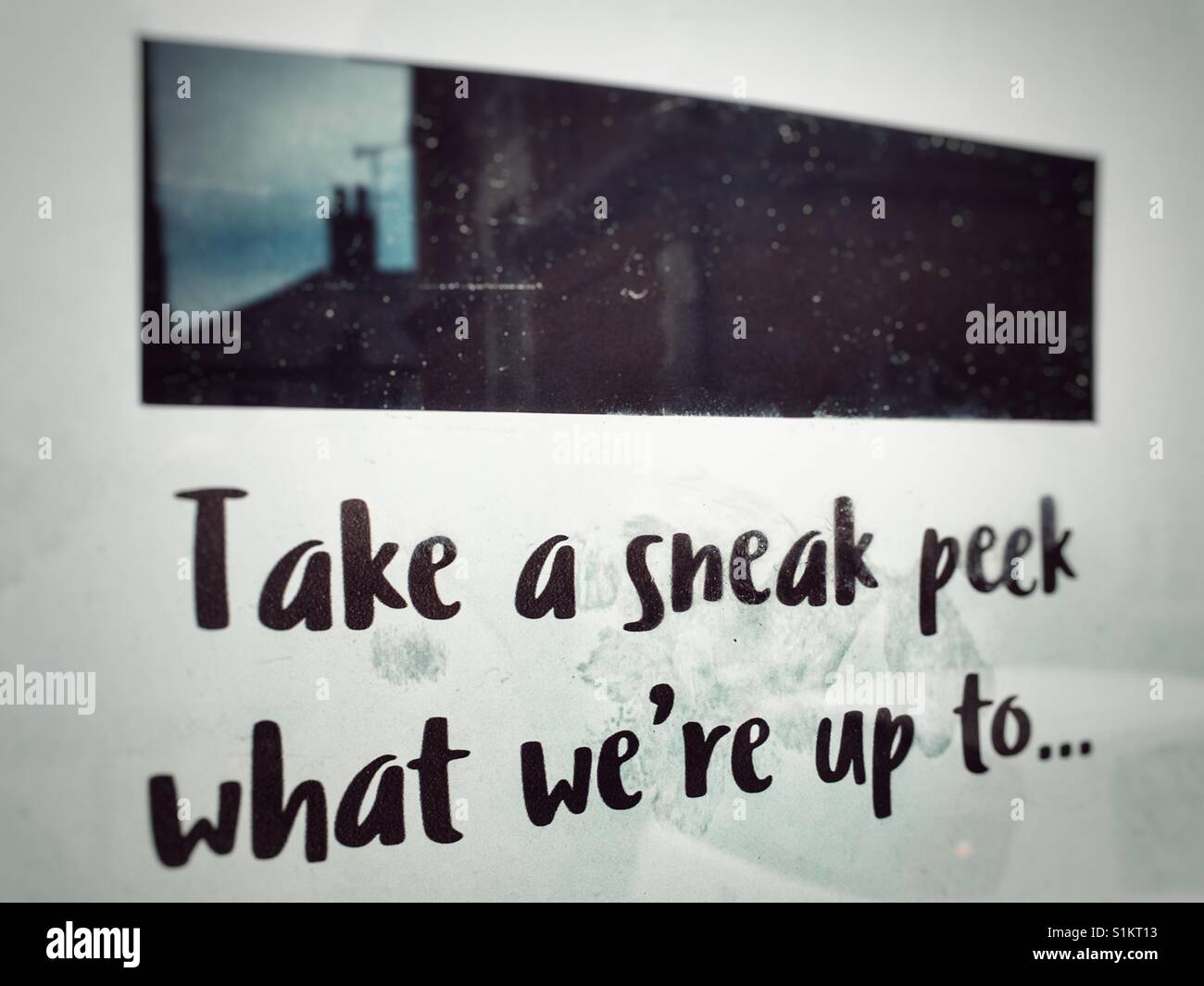 Shop subendo una riattaccare con uno spioncino per consentire ai clienti di un peek - Immagine stock catturata con smartphone