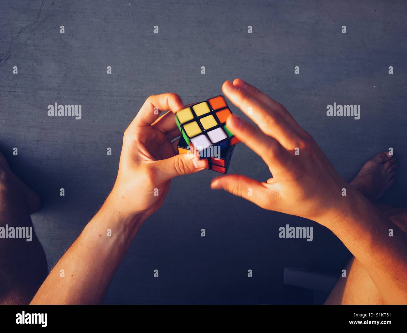 Punto di vista colpo di un cubo di Rubik che viene risolto. - Immagine stock catturata con smartphone