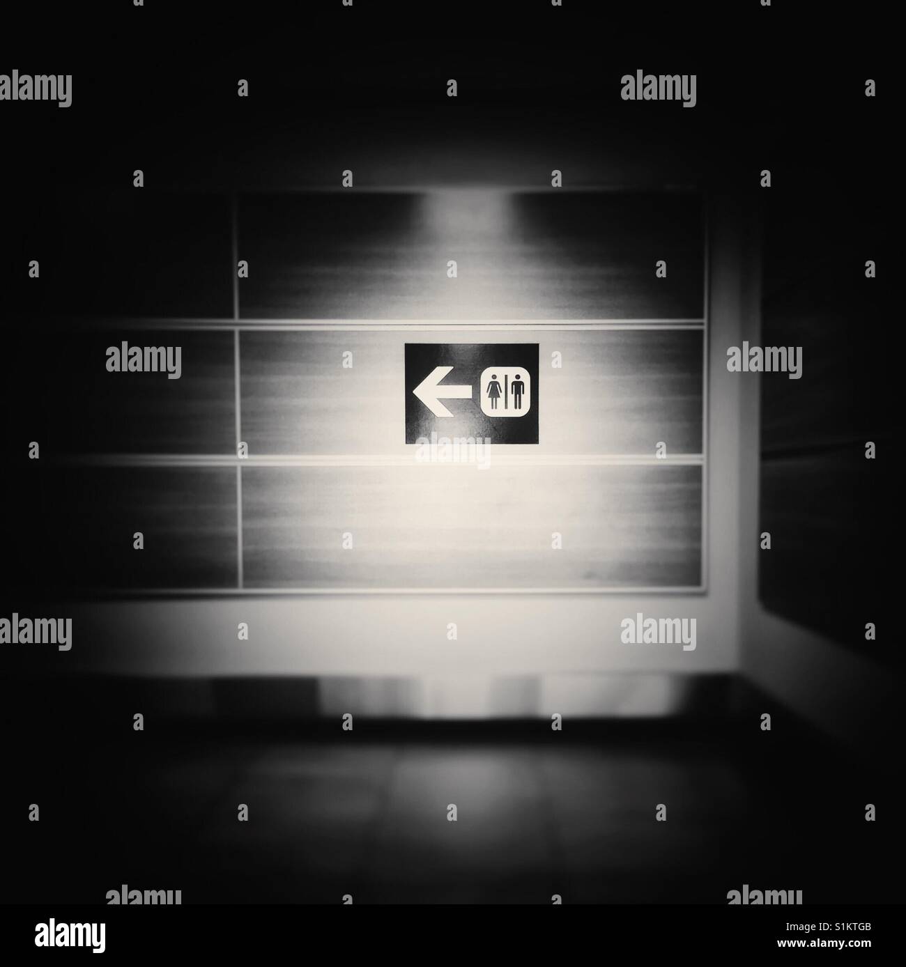 Servizi igienici pubblici segno, Alberta, Canada. - Immagine stock catturata con smartphone