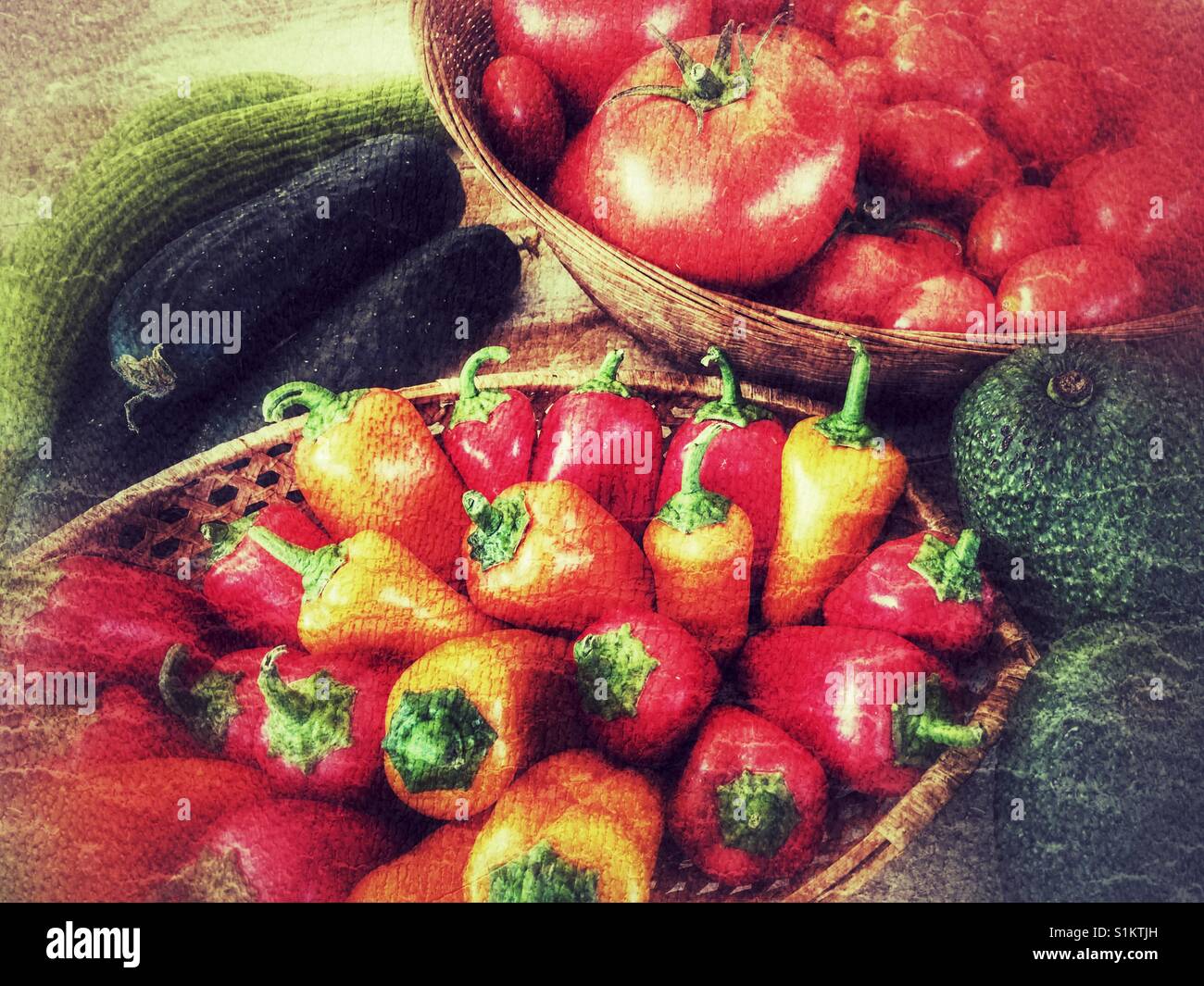 Cetrioli, avocado, pomodori e piccolo assortimento di peperoni. Foto Stock