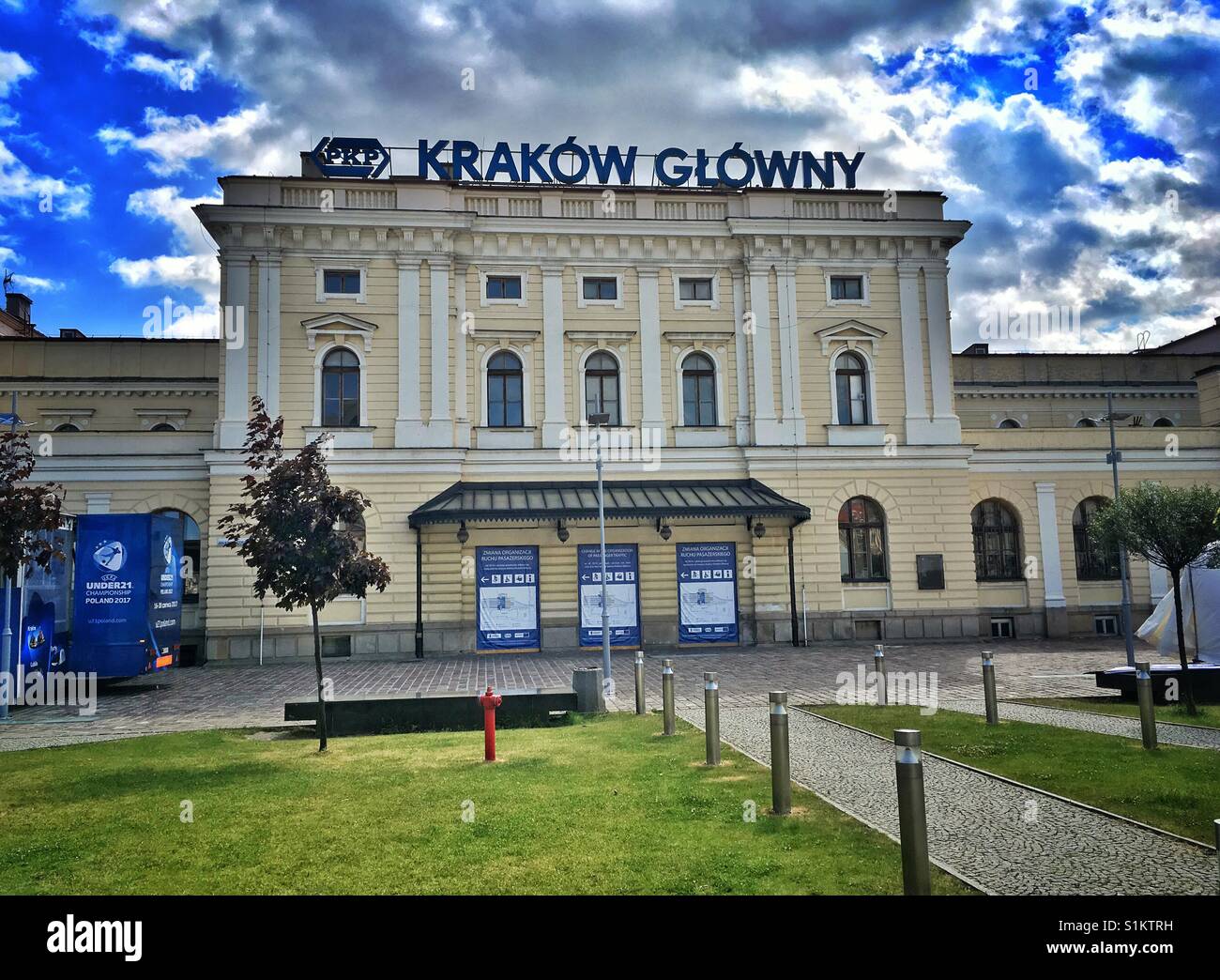 La facciata anteriore di Cracovia la principale stazione ferroviaria (Polacco: Cracovia Glowny) edificio in Polonia Foto Stock