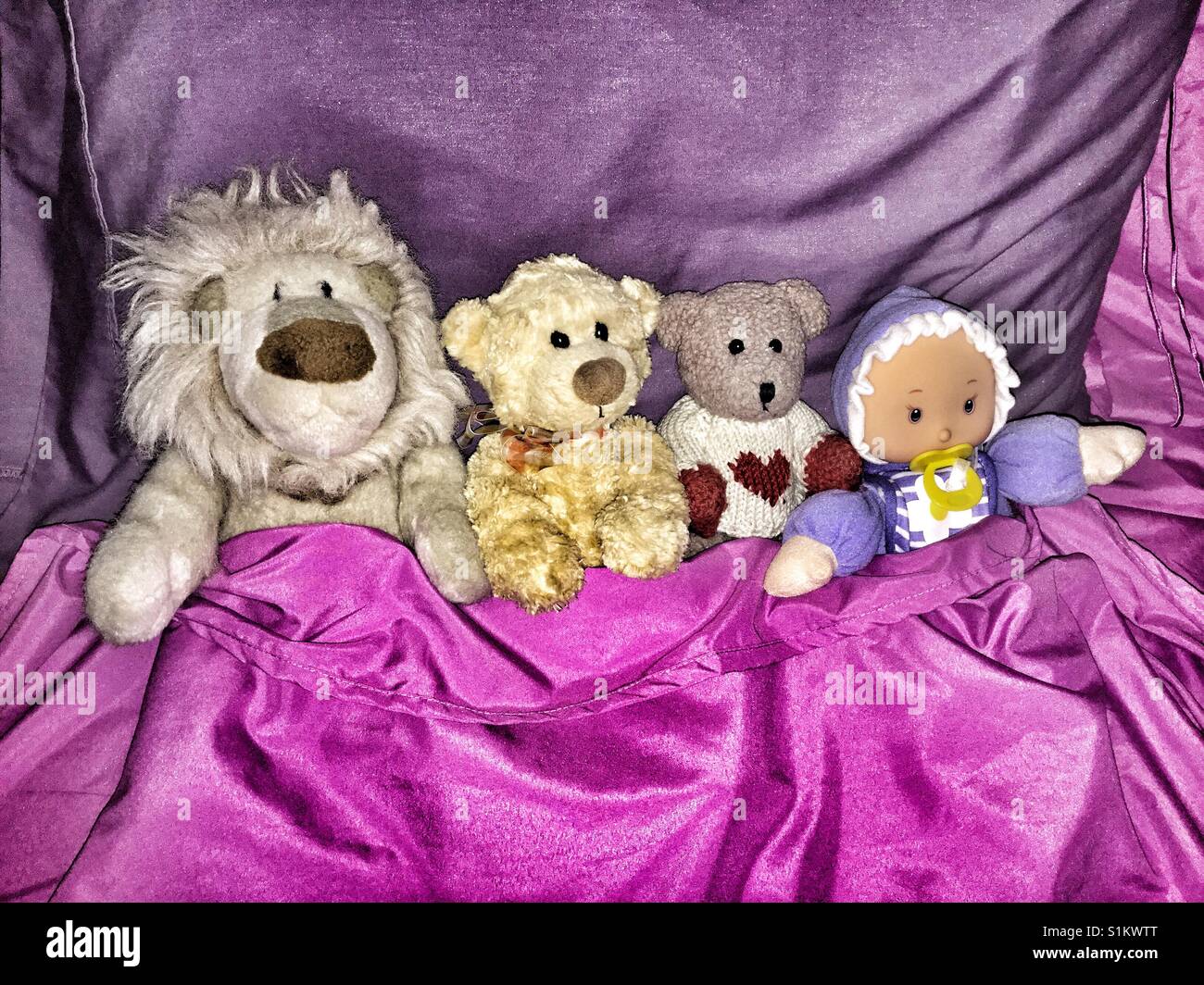 Andare a dormire per il leone ripiene, orsetti e baby doll. Foto Stock