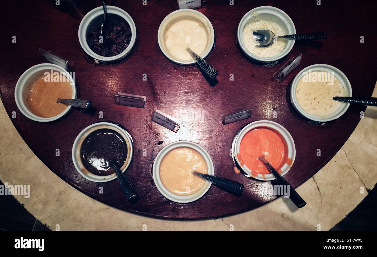 Un array di salse di immersione a 5 stelle il ristorante dell' hotel Foto Stock