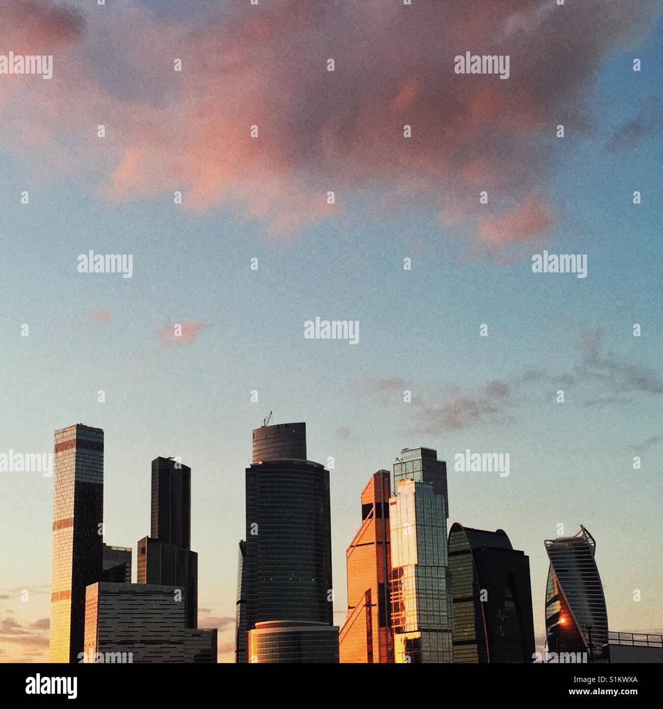 Il tramonto sopra la città di Mosca centro business Foto Stock