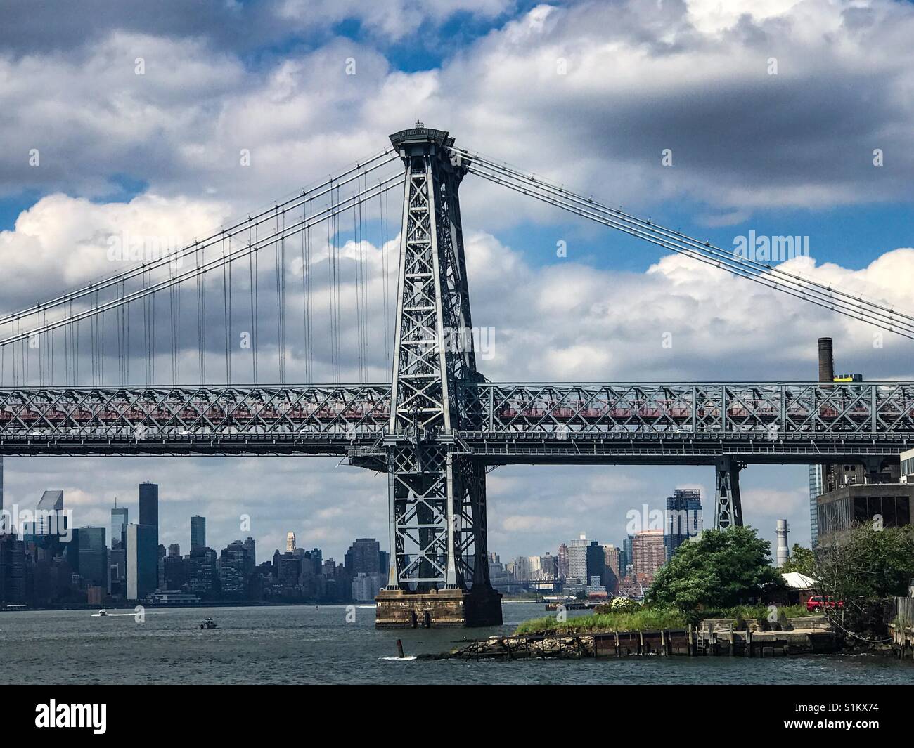 Williamsburg Bridge dal traghetto andando verso il centro. Brooklyn, New York. Foto Stock