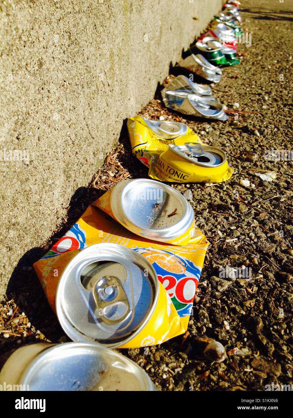 Molto ordinato per lettiera nella forma di una linea di bevande schiacciata / lattina di birra che dovrebbe andare per il riciclaggio. Foto Stock