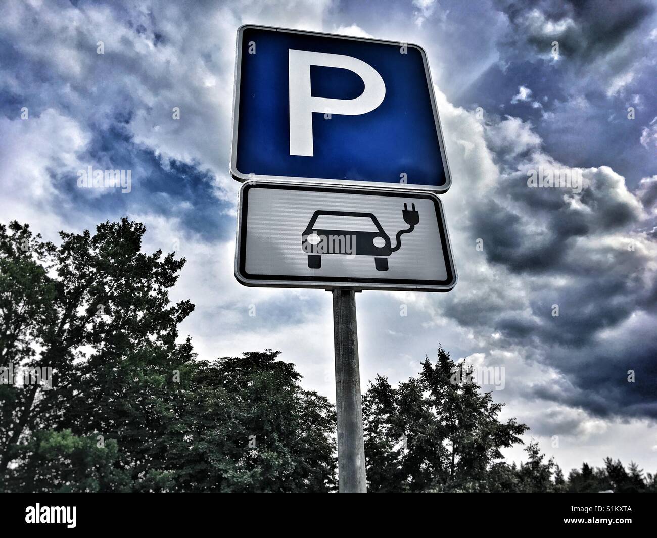 Simbolo di parcheggio in corrispondenza di una stazione di ricarica per auto elettriche sul resto sosta presso l'autostrada tedesca Foto Stock