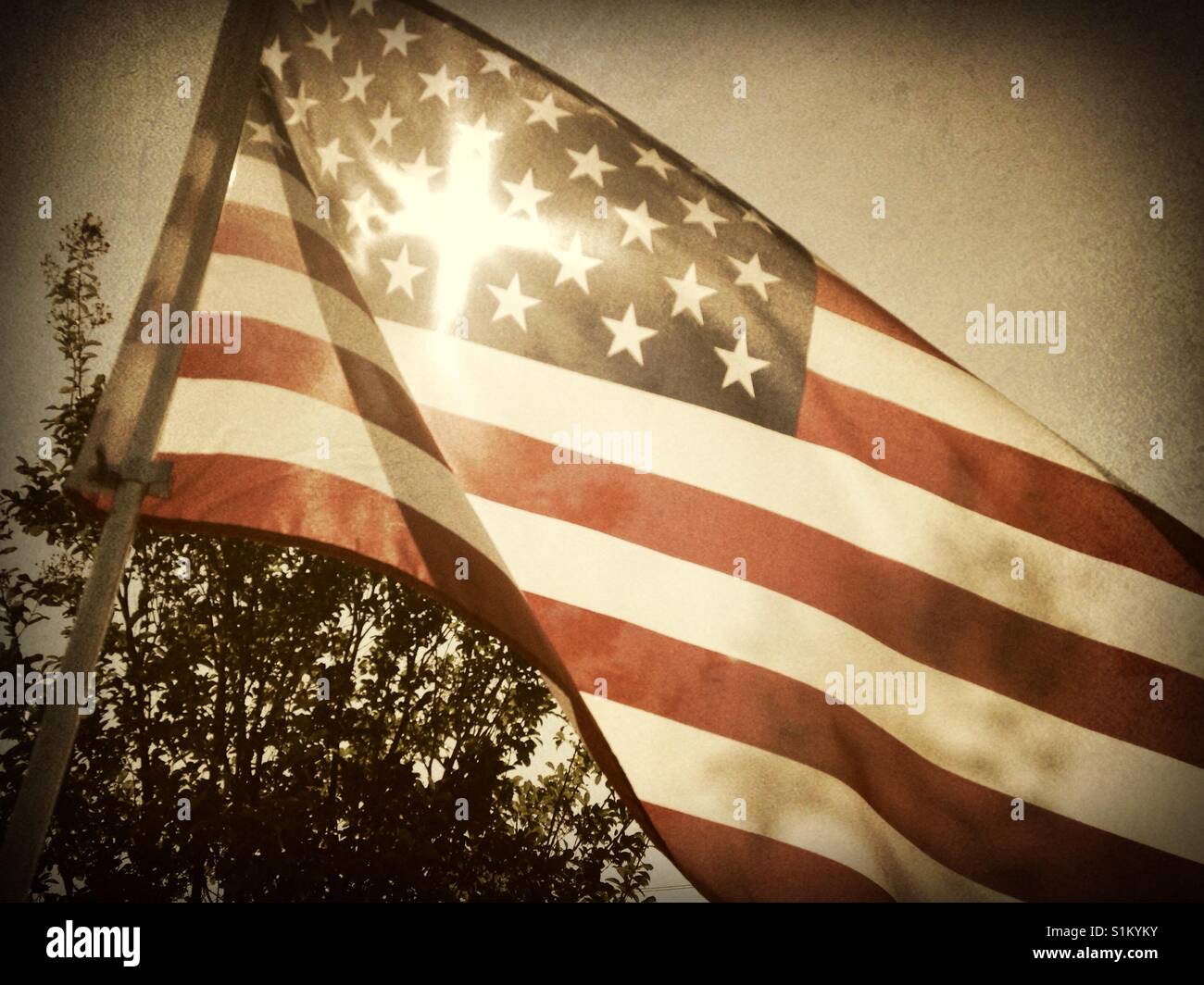 Bandiera americana con sunbeam cross - Immagine stock catturata con smartphone