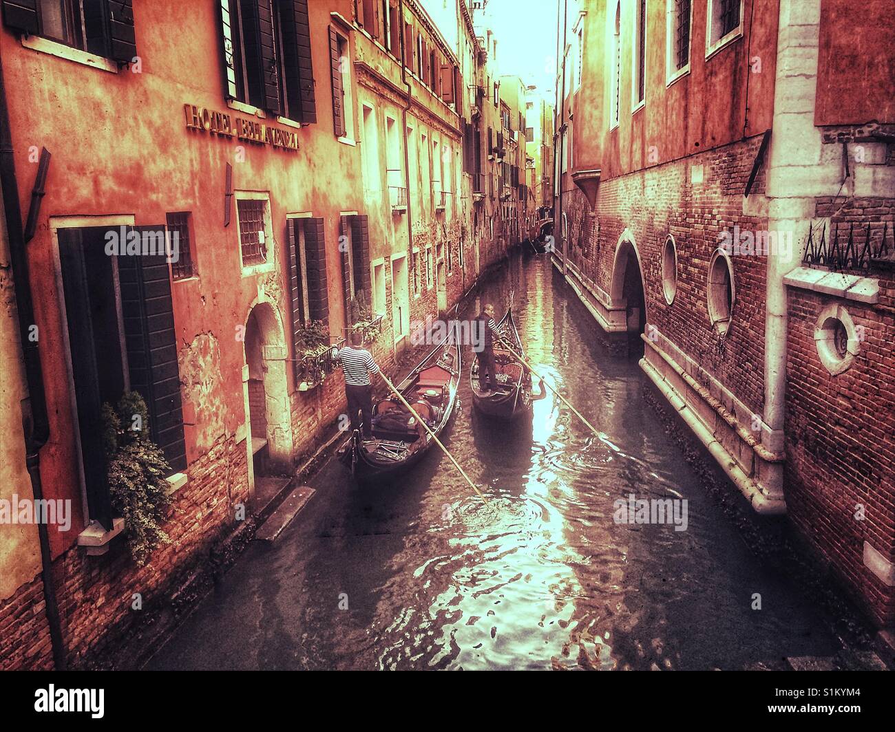 Canale di Venezia con le gondole. Foto Stock