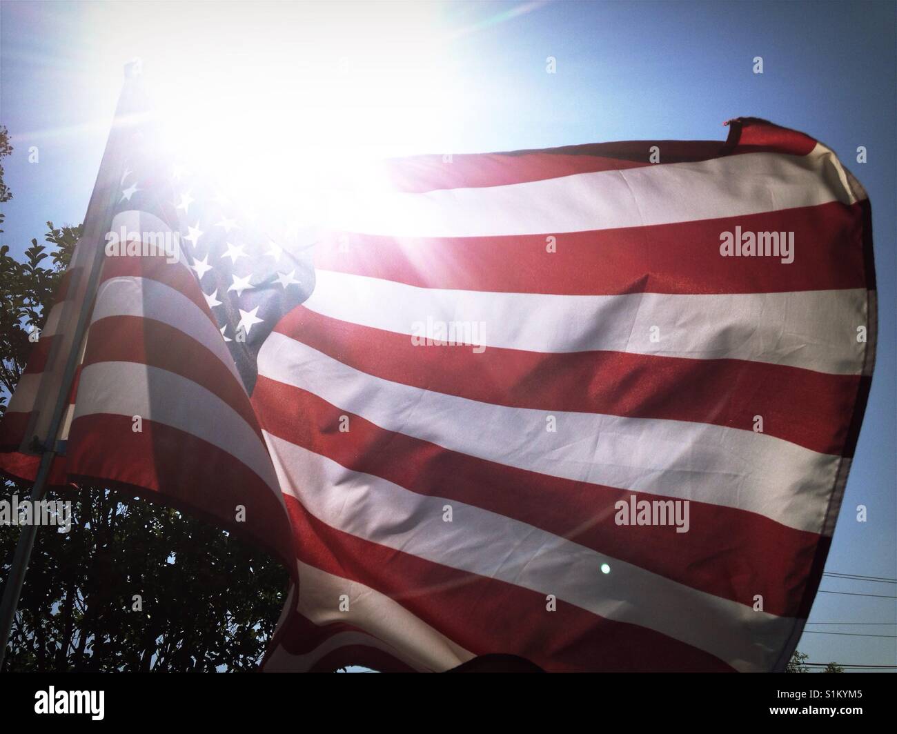 I riflessi del sole oltre a stelle e strisce - Immagine stock catturata con smartphone