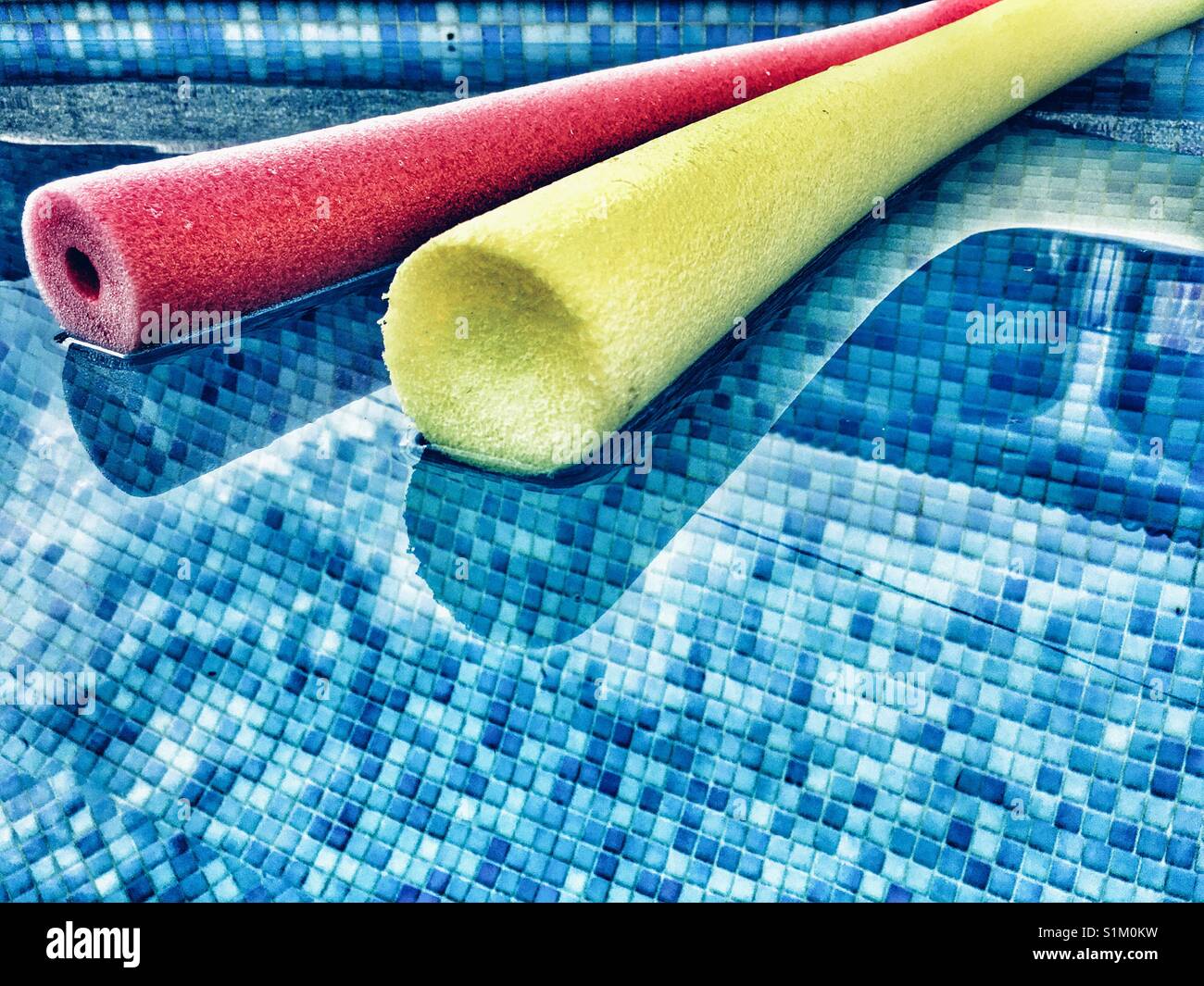 Tagliatelle in piscina galleggiante in una piscina Foto Stock