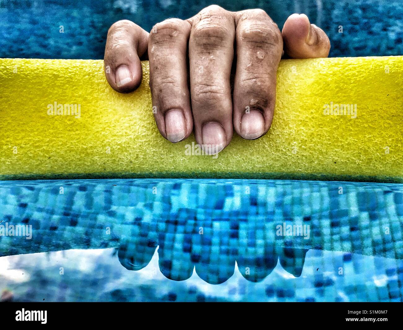 Mano sulla piscina a base di noodle in piscina - Immagine stock catturata con smartphone