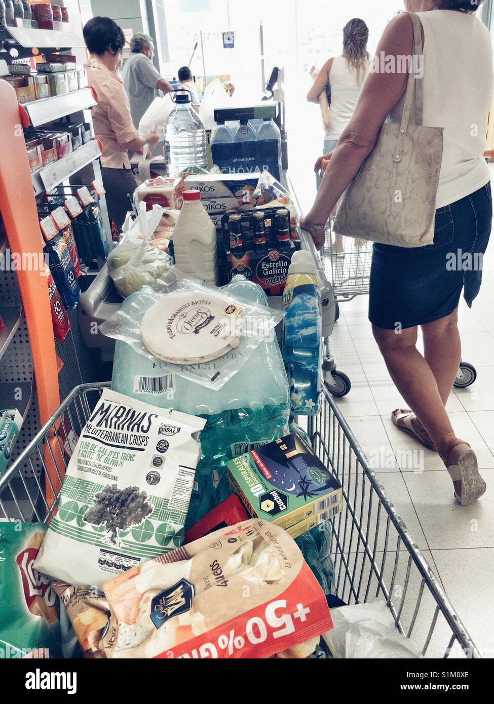 Acquista coda in un supermercato spagnolo - Immagine stock catturata con smartphone
