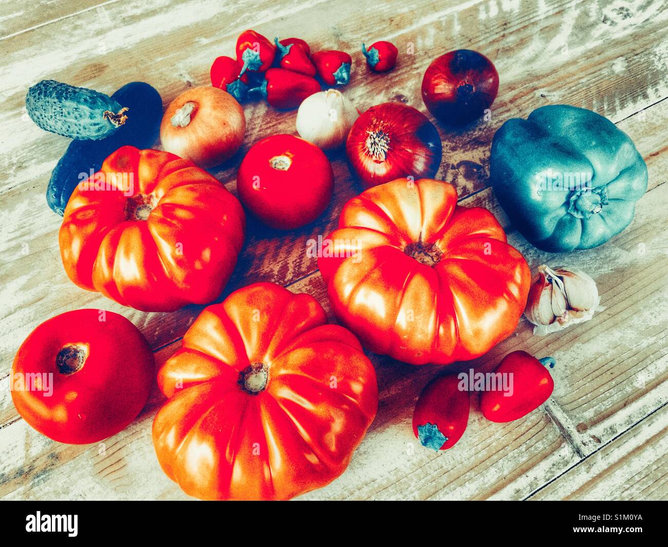 Verdure crude. Gli ingredienti per la zuppa gazpacho. - Immagine stock catturata con smartphone