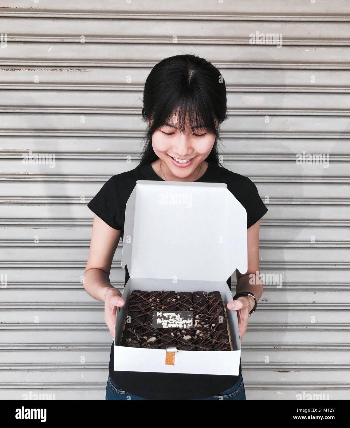 Compleanno ragazza che ha ricevuto una scatola di cioccolatini B R O W N I E S dalla sua chiesa gli amici. Foto Stock