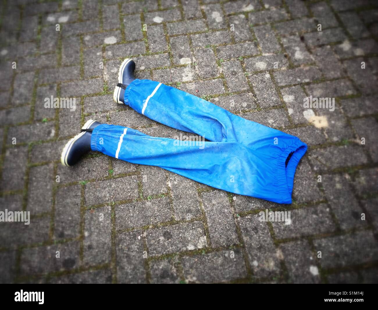 Blu Pantaloni pioggia con una coppia di wellingtons Foto Stock