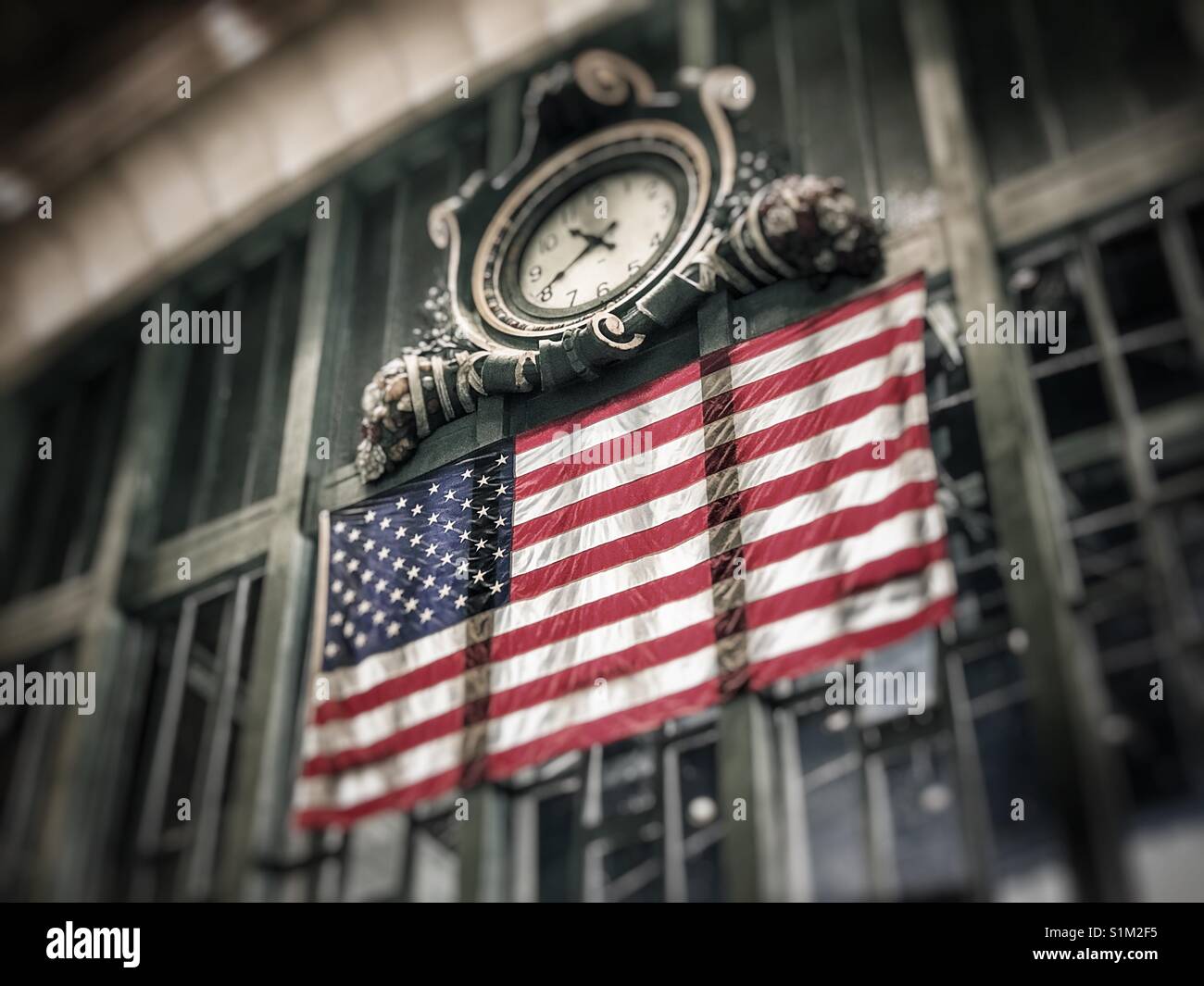 Bandiera americana e un orologio interno lato ovest mercato, Cleveland, Ohio Foto Stock
