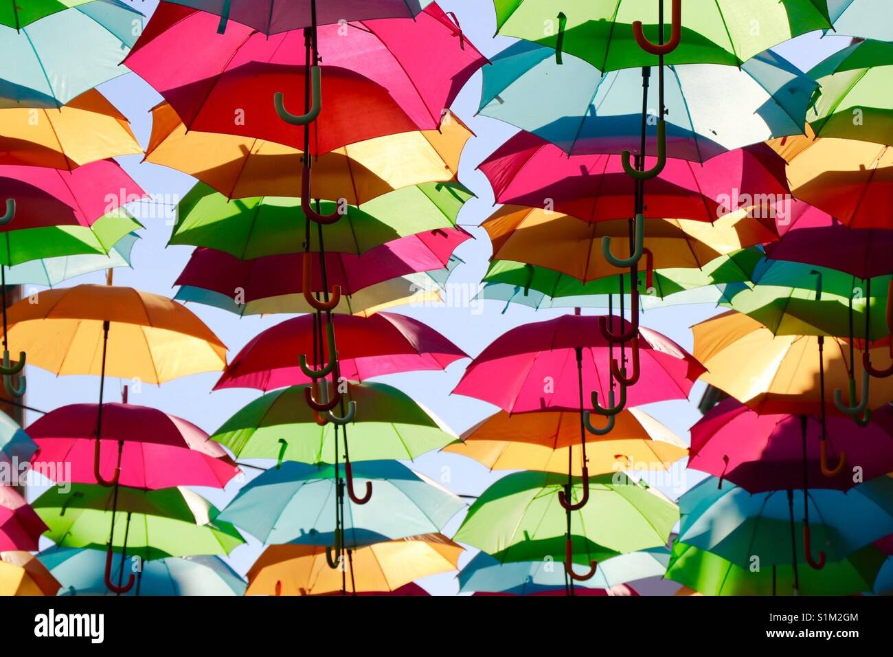 Colore ombrelli appesi - Immagine stock catturata con smartphone
